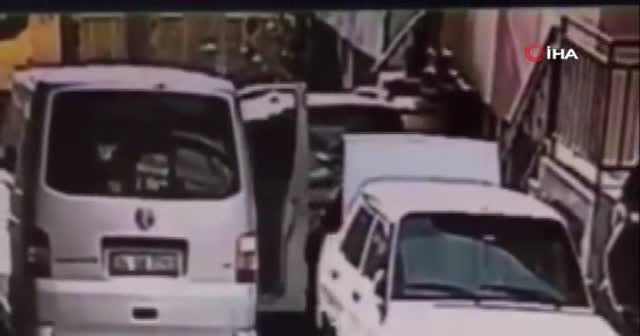 Hırsızları görünce pencereden atladı