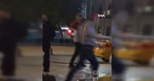 İstanbul'da ATM makinesini döven adam kamerada