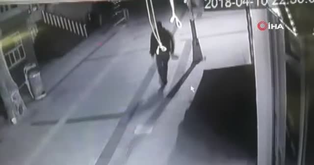 İstanbul’da genç kadına evinde dehşeti yaşattılar