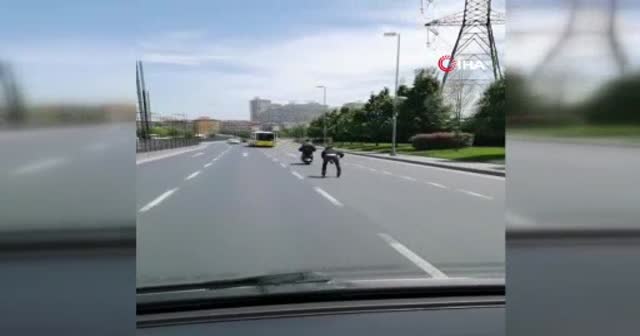 İstanbul’da tıka basa yolcu dolu giden minibüsü kamerada
