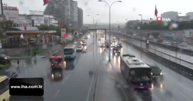 İstanbul'da yağmur vatandaşlara zor anlar yaşattı