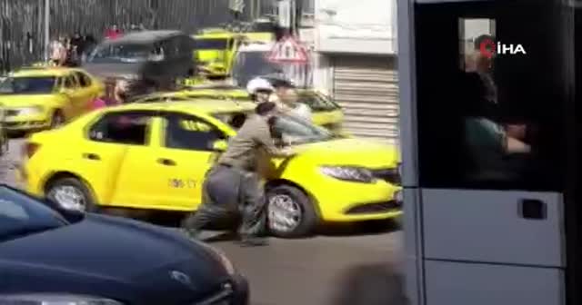 İzmir'de korku dolu anlar! Aracın üzerine çıktı, ortalığı birbirine kattı