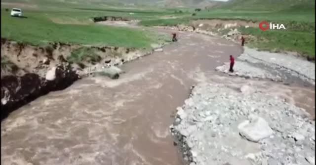 Kars’ta kaybolan kızı arama çalışmaları havadan görüntülendi