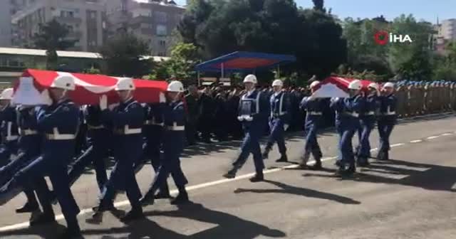 Kayıp muhabiri arama çalışmalarında suya kapılarak şehit olan askerler için tören düzenlendi