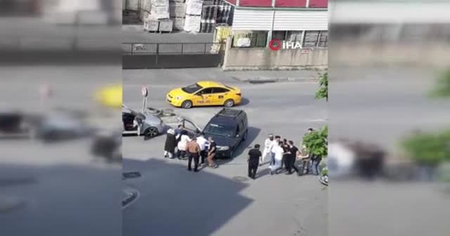 Kemerle saldıran sürücü, yediği yumrukla nakavt oldu