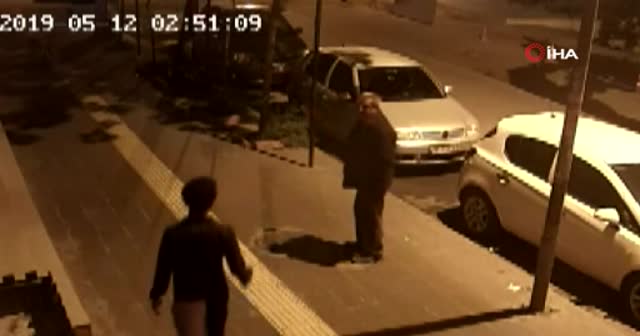 Köpeklerin saldırısından terliklerini çıkarıp koşarak kurtuldu