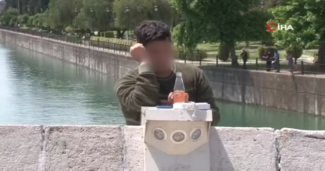 Köprüden nehre atlamak isteyen çocuğa, 'atla' diye bağırıp video çektiler