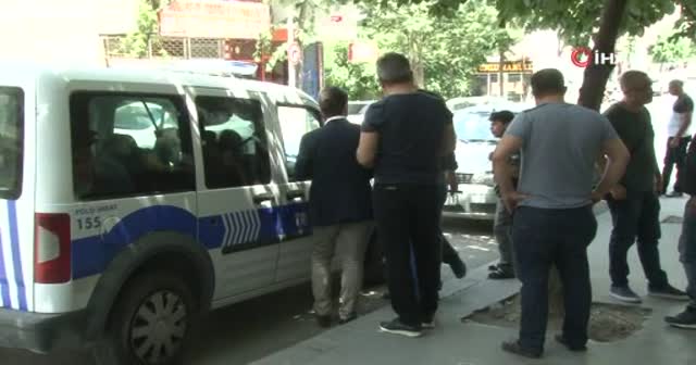 Kucağında çocuğuyla karşıya geçen kadına çöp kamyonu çarptı