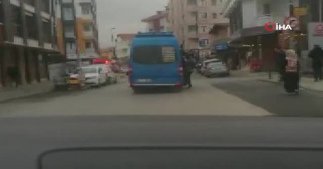 Minibüsün kapısından sarkarak yapılan tehlikeli yolculuk kamerada
