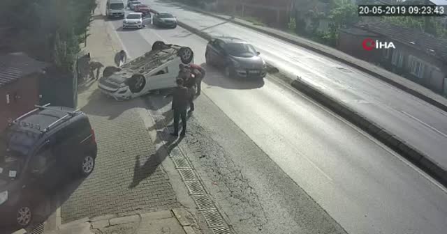 Otomobile yandan çarpıp karşı şeride uçtu: 2 yaralı
