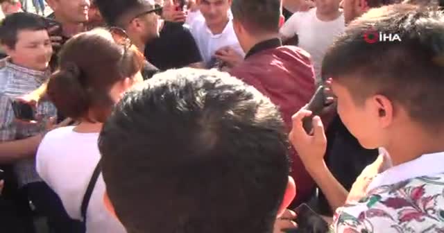 Özbek boksöre Taksim'de yoğun ilgi