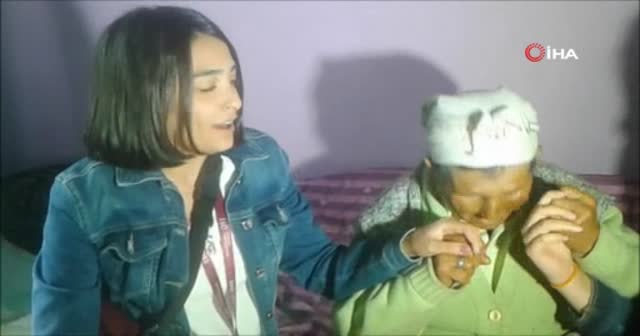 Para ve erzakları çalınan yaşlı kadın, yardım eli uzatan öğrencilere ağlayarak sarıldı
