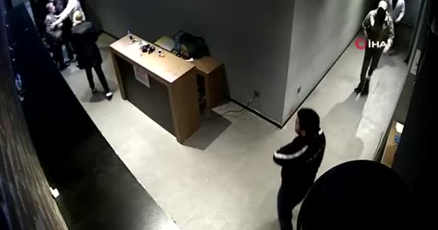 Patrondan çalışanlarına “ayağa kalkmadın” dayağı