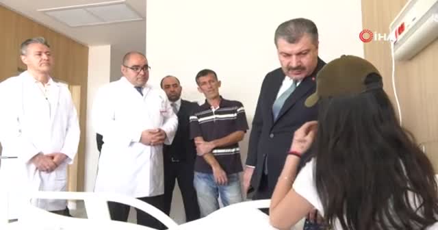 Sağlık Bakanı Koca, yüzüne kezzap atılan Berfin'i ziyaret etti