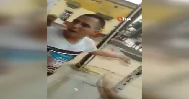 Sel sularının sürüklediği minibüsü yoldaki delik yuttu