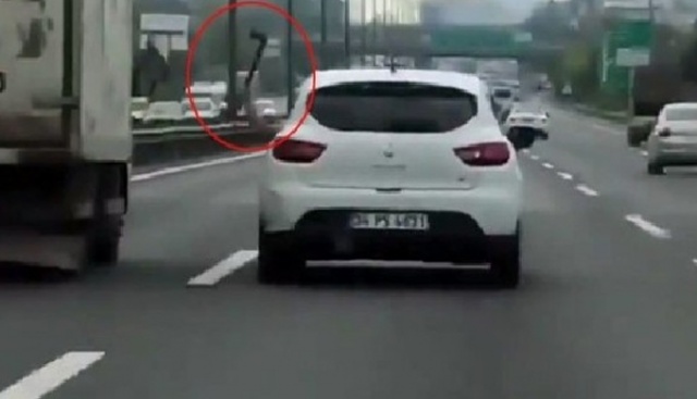 TEM otoyolunda kamyonet sürücüsüne baltayla saldıran maganda yakalandı