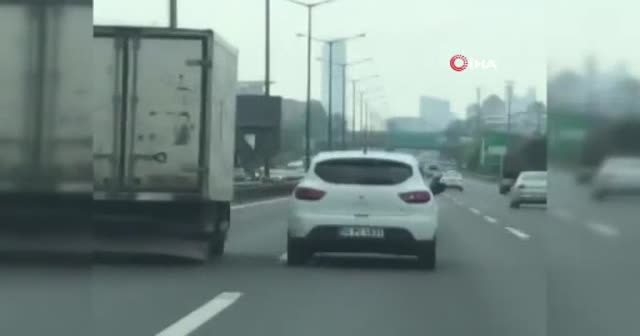 Trafikte kamyon şoförüne baltayla saldırdı