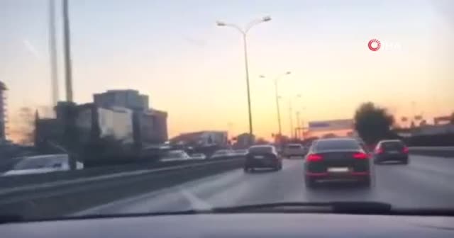 Trafikte sürücülerin makas atma yarışı kamerada