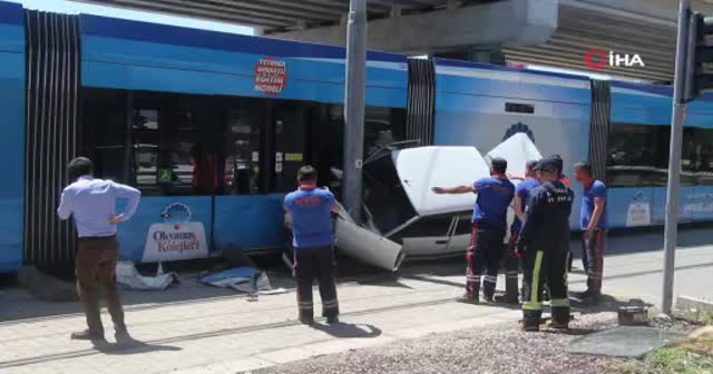 Tramvay ile çarpışan otomobil havada kaldı
