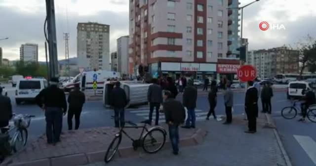 Vatandaşlar yan yatan kamyonetten yaralıları böyle çıkardı