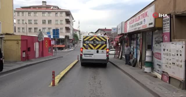 Yaşlı kadının kamyonetin altında metrelerce sürüklendiği kaza kamerada