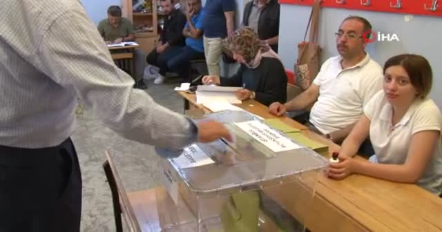 71 yaşındaki kadın oy kullanmaya yürüteç ile geldi