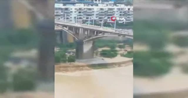 Çin'de sel suları araçları sürükledi