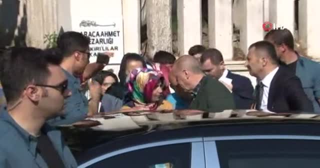 Cumhurbaşkanı Erdoğan, Karacaahmet Mezarlığı'nı ziyaret etti