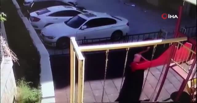 Denetimli serbestlikten yararlanıp dışarı çıktı, 5 yaşındaki kızın kolyesini gasp etti