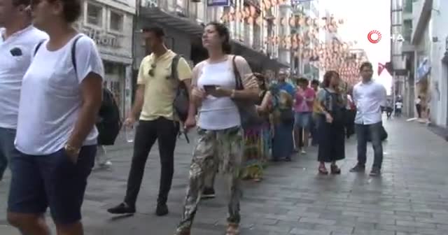 İstiklal Caddesi'nde 'istikbal' kuyruğu