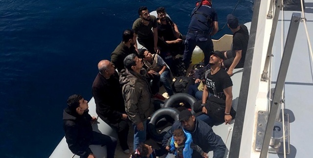 Kaçak göçmenler gündüz kaçarken yakalandı