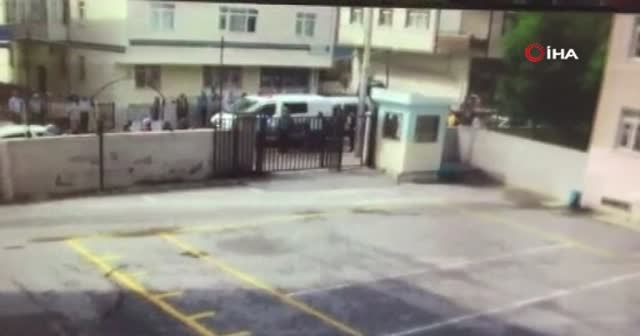 Kimliğini kaybeden adayların yardımına polis yetişti