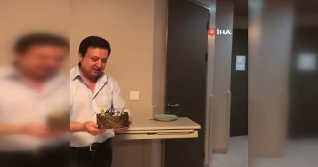 Mehmet Ali Erbil'in hastane odasında sürpriz doğum günü kutlaması