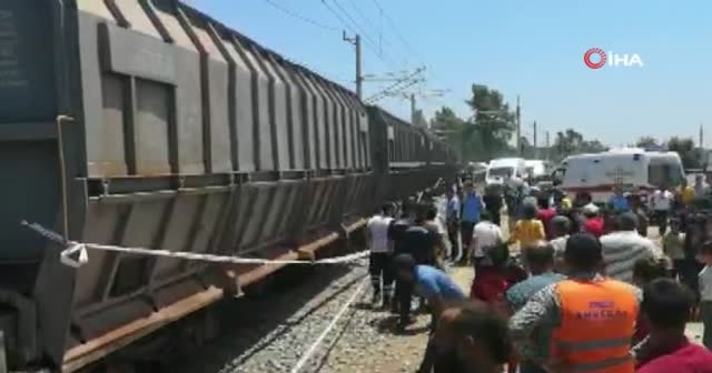 Mersin'de tren minibüse çarptı! Ölü ve yaralılar var
