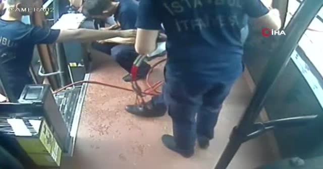 Minibüste kolu sıkışan çocuğu kurtarma çabası kamerada