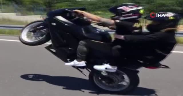 Motosiklet sürücüleri seyir halinde direksiyon değiştirdi