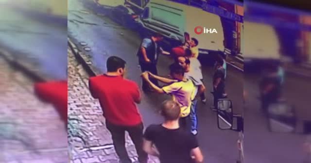 Pencereden düşen bebeği havada yakaladı, o anlar kamerada