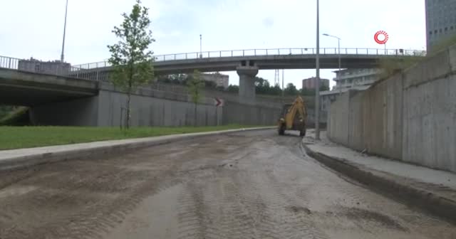 Sarıyer’de toprak kaydı, yol trafiğe kapandı