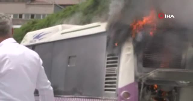 Sefaköy E-5 üzerinde seyir halindeki bir otobüs alev aldı