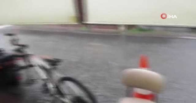 Sel basan kıraathanede okey oynamaya devam ettiler