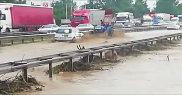 Sel nedeniyle E-5 karayolu iki yönlü trafiğe kapandı
