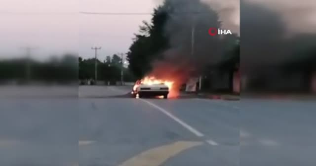Seyir halindeki otomobil alev topuna döndü