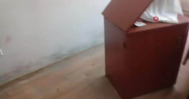Şiddetli yağış sonrası kanalizasyon suları evini bastı