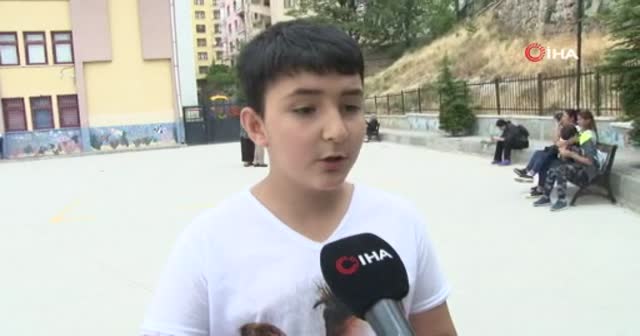 Sınav çıkışında herkes çocuğunu beklerken o annesini bekledi