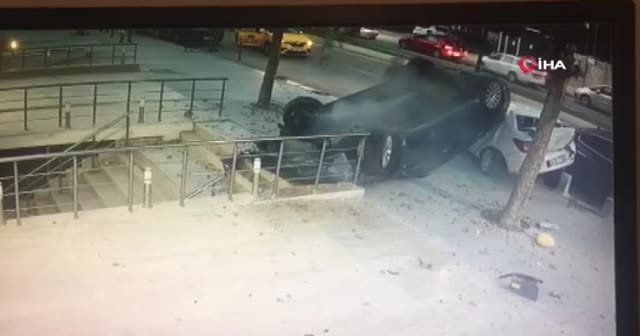 Üsküdar'da takla atan araç kaldırıma devrildi, yayalar son anda kurtuldu