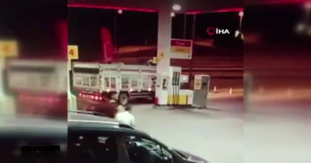 1 tonluk boğa kamyondan böyle atladı