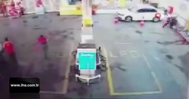 Akaryakıt istasyonunda bıçaklı dehşet anları kamerada