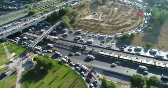 Altunizade metrobüs durağındaki yoğunluk havadan görüntülendi