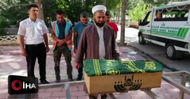 Annesinin çöpe attığı bebek kimsesizler mezarlığına defnedildi