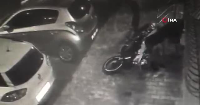 Azimli hırsızlar! Motosikleti çalmak için 3 defa geldiler